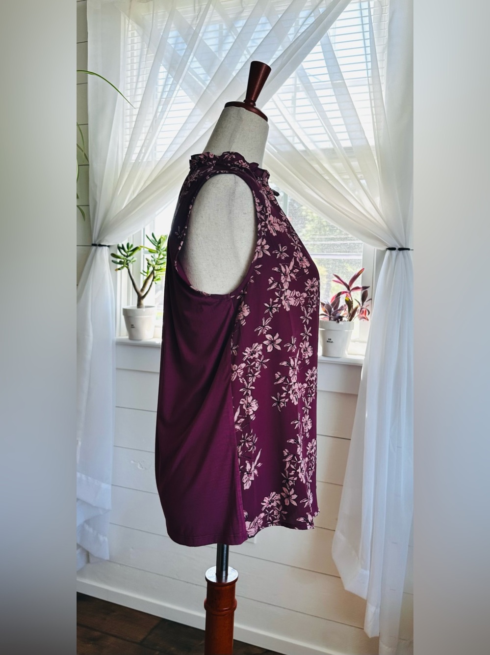 Market & Spruce Orlee Mixed Material Sleeveless Floral Burgundy Top
Size Small - Picture 4 of 7